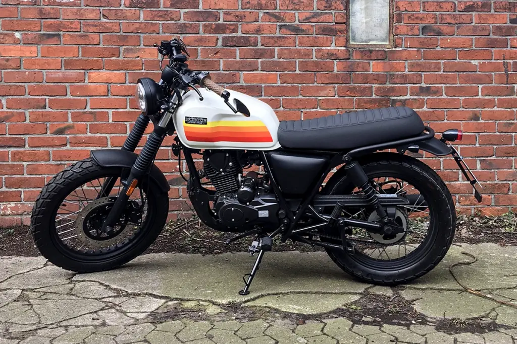 Ein Motorrad mit weiß, geld, orange Tanklackierung (Brixton Cromwell)
