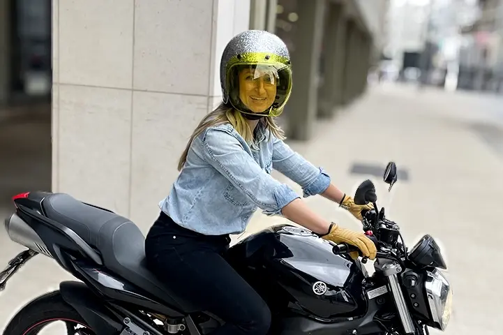 Eine Frau auf einer Yamaha-Maschine