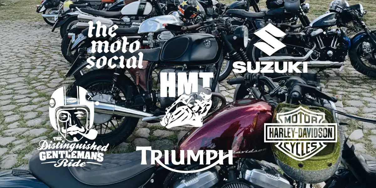 Verschiedene Motorräder mit den weißen Logos einiger Messen und Hersteller im Vordergrund