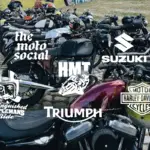 Verschiedene Motorräder mit den weißen Logos einiger Messen und Hersteller im Vordergrund