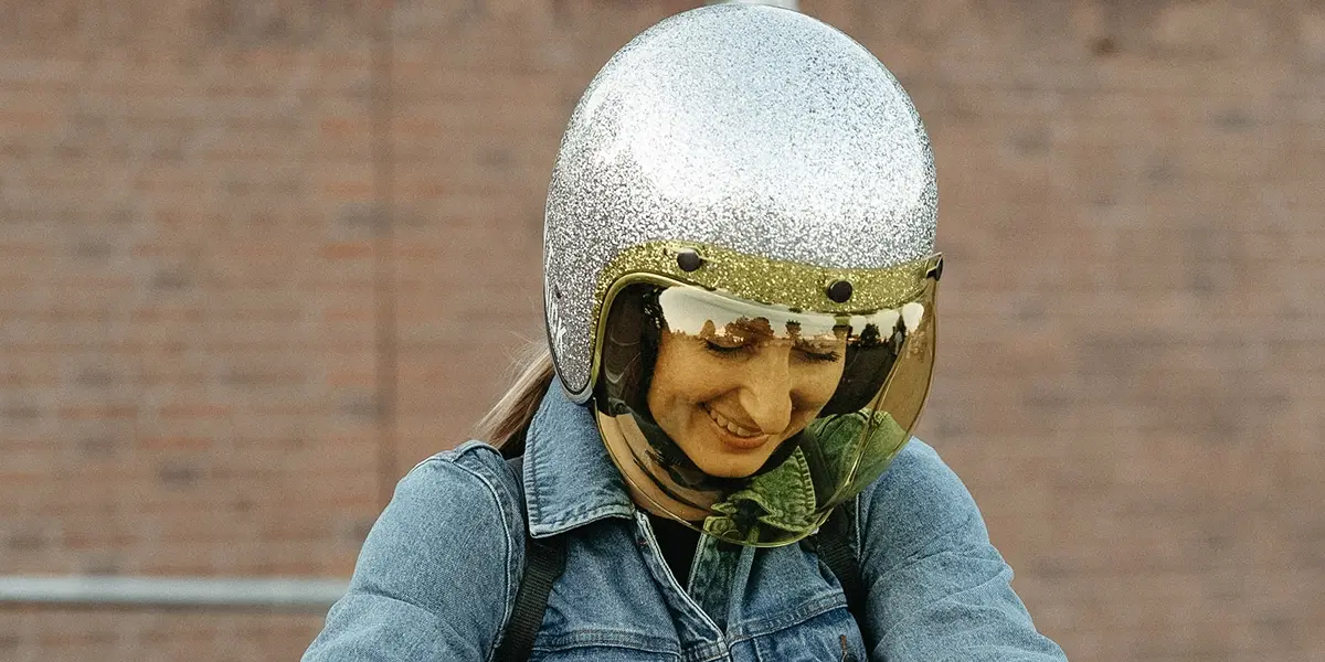 Eine Frau mit einem silbernen Motorradhelm