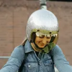 Eine Frau mit einem silbernen Motorradhelm